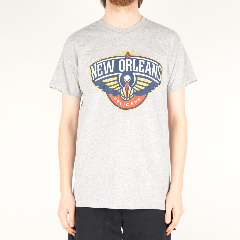 
            
                Load image into Gallery viewer, Vintage Pelicans NBA T-Shirt Grey Medium
            
        